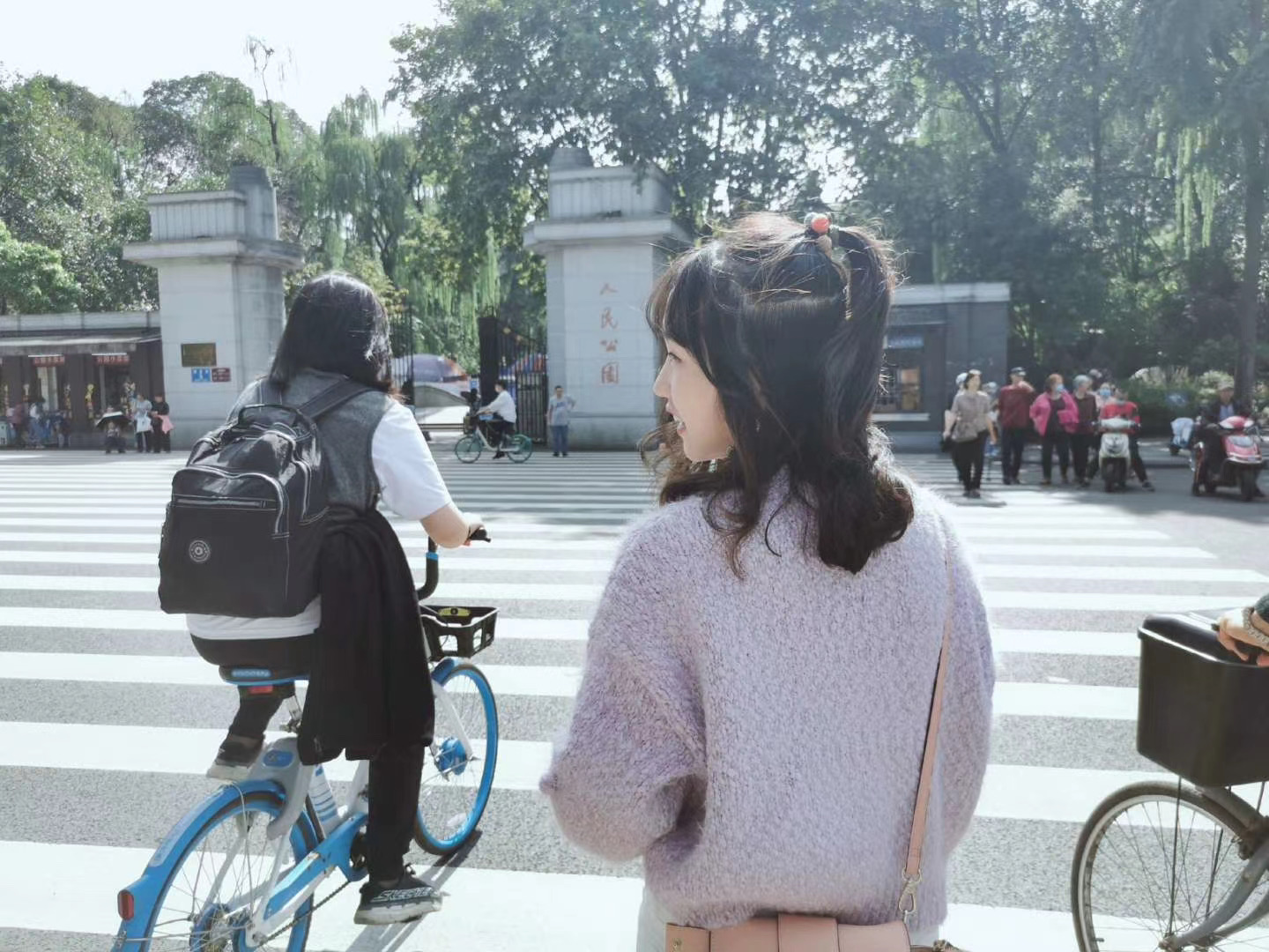 Everyday street moment in Chengdu