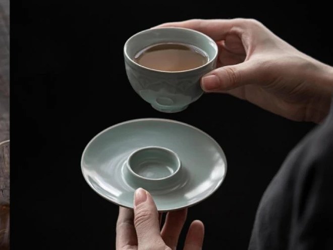 Guest examining the colour and glaze of Ru-style porcelain